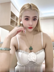 穿白睡衣的朵朵老师