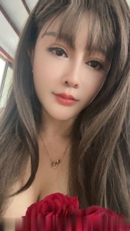美少妇激情舌吻