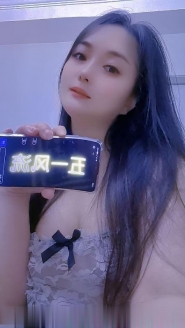 服务型苗条少妇