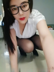 建邺巨乳美女中项