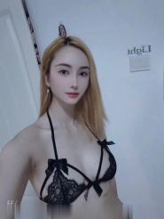 一线天的金发尤物