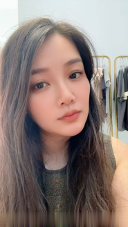滨湖玩的开放的美女