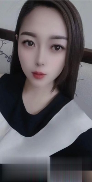 津塔附近小美女