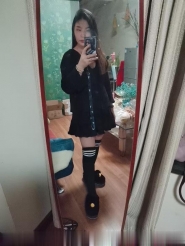 汉口火车站娇小女人