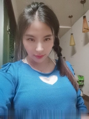 汉口火车站娇小女人