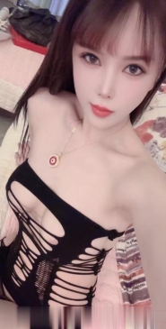 白嫩美乳御姐