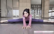 出击一字马小姐姐